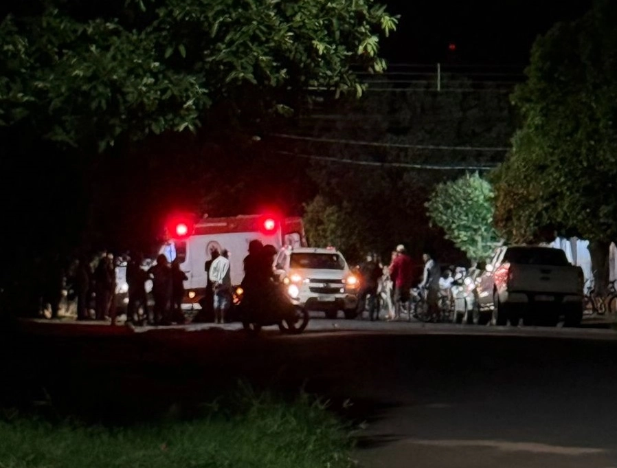 Samu foi acionado para atender o ciclista que bateu na caminhonete - Foto: Divulgação / Jornal da Nova