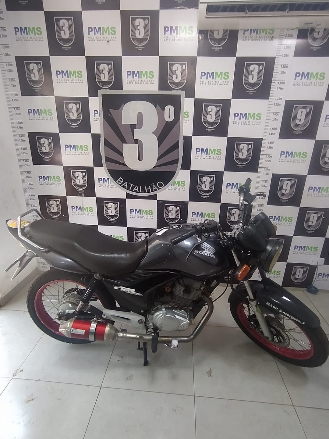 Motocicleta recuperada pela PM, é levada para delegacia - Foto: Divulgação/ 3BPM