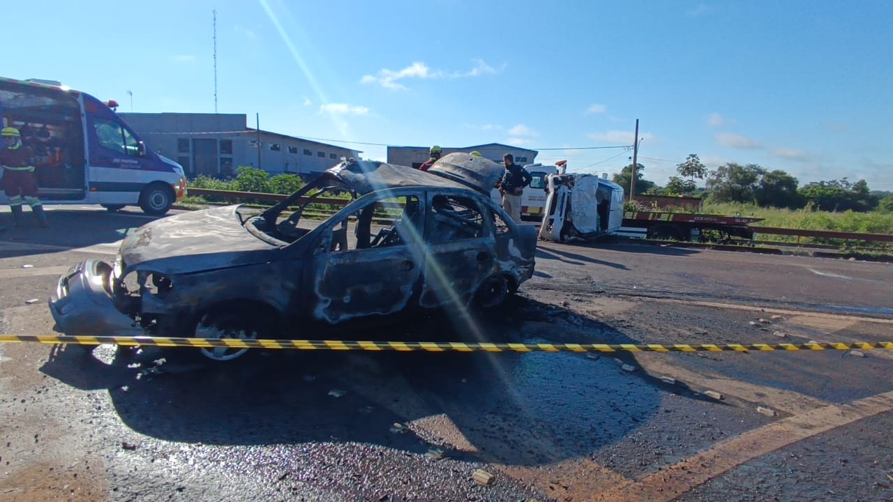 Local em que carro pegou fogo foi cercado - Foto: Osvaldo Duarte / Dourados News